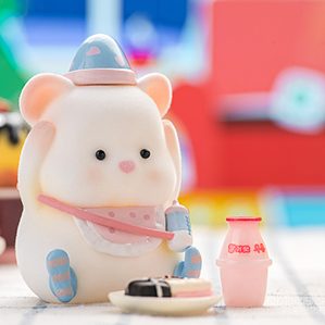 可愛的小CHICHHI年末升級回歸啦~大家都說長得像一只小白熊，胖嘟嘟的
